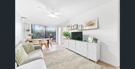 SPACIOUS 2 BEDROOM MODERN RETREAT WITH HUGE PRIVATE COURTYARD + PARKING! - Photo 4