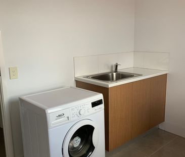 Beautiful Fully Furnished 4 Bedroom 2 Bathroom Home - Photo 4