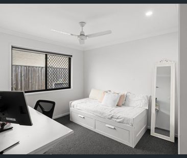 Lovely family home with multiple living areas and great backyard! - Photo 5