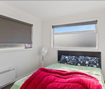 Modern Comfort in a Prime Craigieburn Location - Photo 3