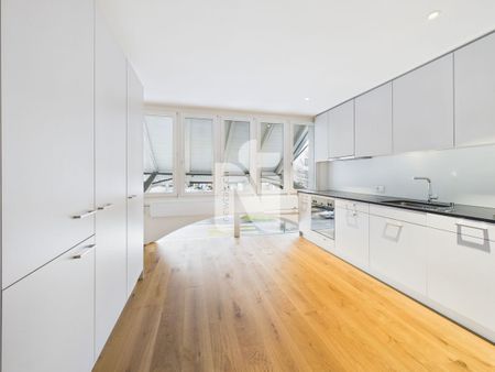 Helle und grosszügige 5.5-Zimmer-Wohnung am Löwenkreisel mit Balkon, Waschturm und 2 Badezimmern - Foto 2