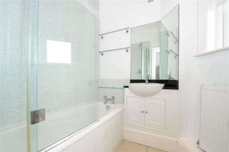 A top floor apartment located within central Windsor, benefiting from period features and lovely views over Windsor Castle. - Photo 4