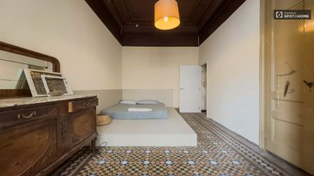 Single Bed in Rooms for rent in 9-bedroom apartment in L'Eixample - Photo 5