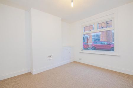 3 bed House - Mid Terrace To Let - Photo 4