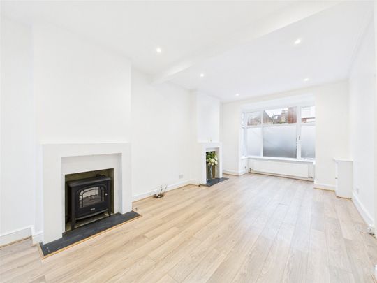 Queens Road, London, SW14 - Photo 1