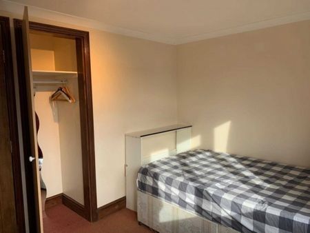 6 Bed - Grange Avenue, Earley - Photo 3