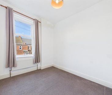 3 bedroom flat to rent - Photo 3