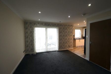 3 bedroom flat to rent - Photo 2