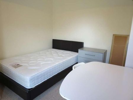 Bedroom Semi Detached House In Winton, BH9 - Photo 3