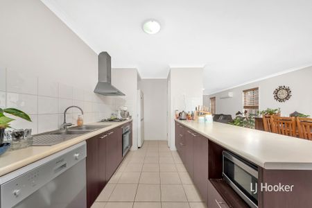 Perfect Family Home in Tarneit's Huntingfield Estate! - Photo 4