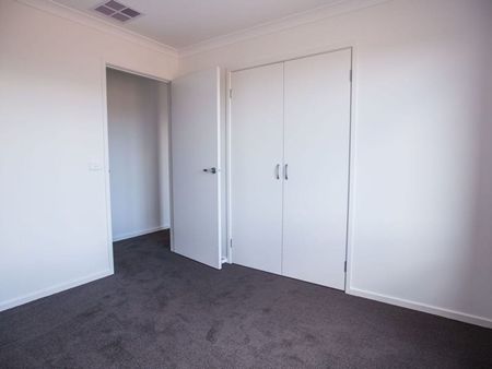 LARGE MODERN FAMILY HOME - Photo 3