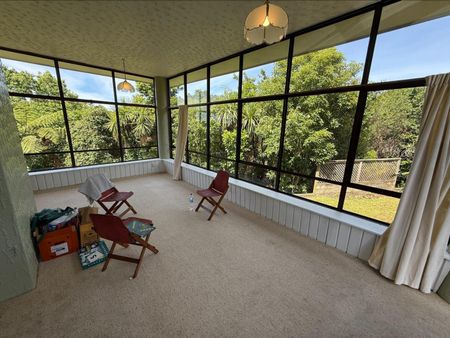 Spacious St Johns Hill home - Photo 4