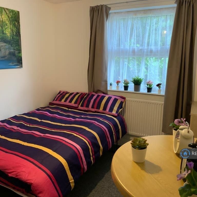 1 bedroom in a house share to rent - Photo 1