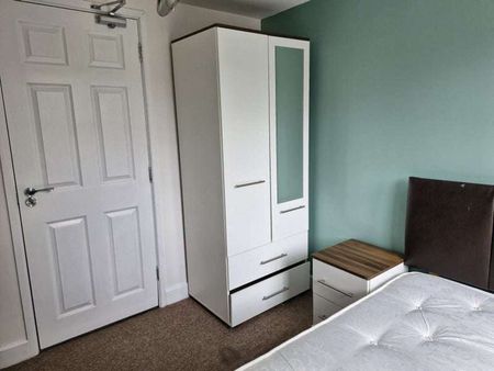 OX Living is proud to present this high-quality 7-bedroom co-living property, perfect for working professionals looking for stylish, stress-free living. Room 7 - Photo 4