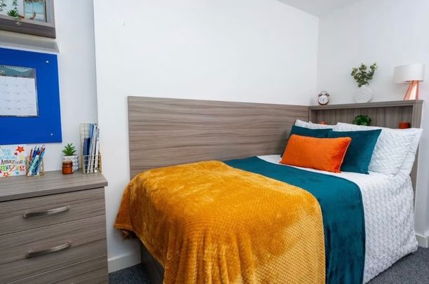 Room in a Shared Flat, Grafton St, M13 - Photo 1