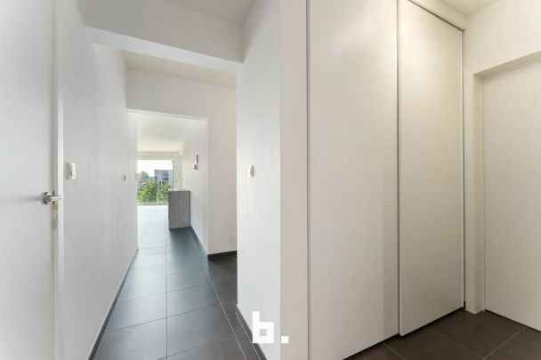 Ruim en lichtrijk appartement met 3 slaapkamers, zonneterras en garage - Photo 1