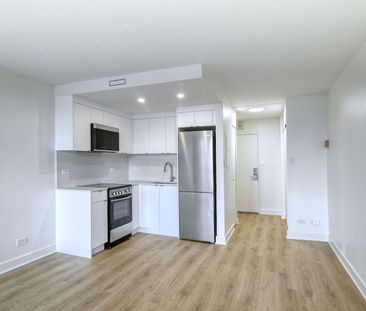 1975 Maisonneuve Blvd West, Montréal, QC - Photo 2
