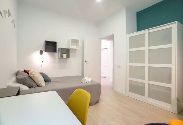 Avinguda de la Riera de Cassoles, Barcelona, Catalonia 08012 - Foto 1