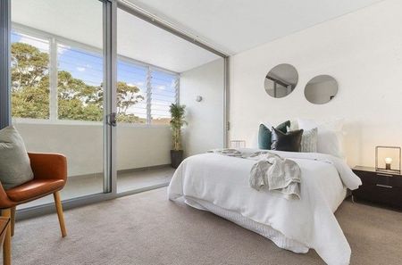 SPLIT-LEVEL 2 BEDROOM 2 BATHROOM APARTMENT - Photo 3