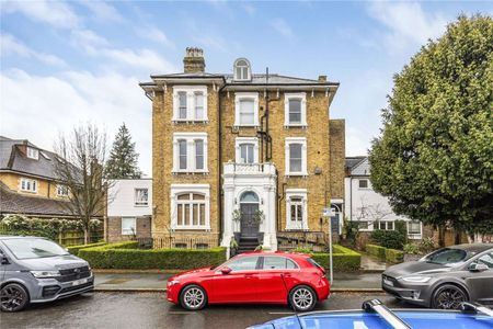 SHORT LET: A lovely two bedroom lateral apartment with private patio and communal gardens adjacent to Wimbledon Common. - Photo 4