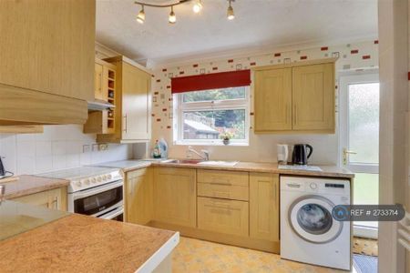 3 bedroom semi-detached house to rent - Photo 4