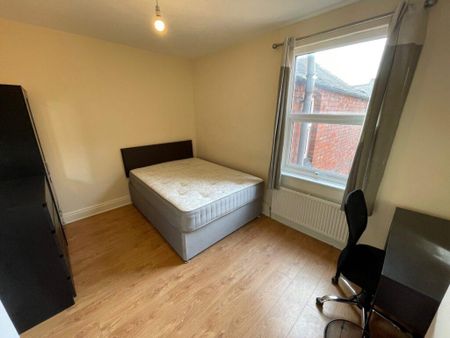 4 bedroom terraced house to rent - Photo 5