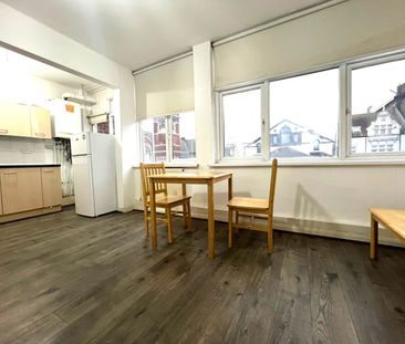 One bedroom First Floor flat close to ilford station- £1400 - Photo 2