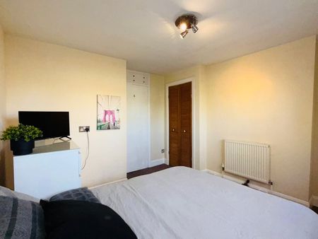 2 Bed Flat, Harbut Road, SW11 - Photo 2