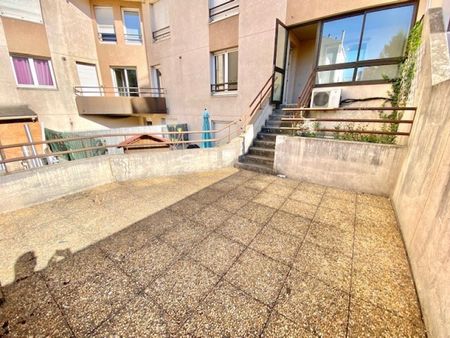 TRES BEAU T4 DE 81.02 M² AU 1ER ETAGE D'UN IMMEUBLE SITUE 23 AVENUE GENERAL LECLERC A VILLEURBANNE - Photo 4