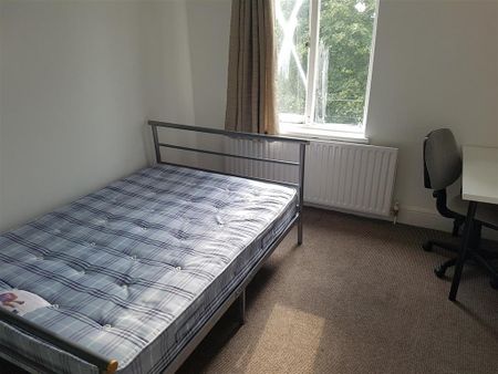 3 bedroom flat to rent - Photo 3