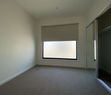 Modern Three-Storey, Three-Bedroom Home in Central Clayton - Photo 4
