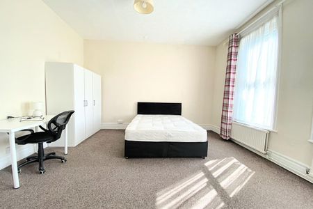 4 bedroom apartment to rent - Photo 4