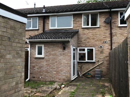 Available Lovely 3 Bedroom House Queens Park - Photo 5