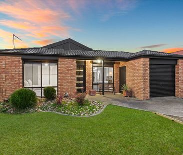 Beautifully Maintained Family Home in Prime Cranbourne East Location! - Photo 3