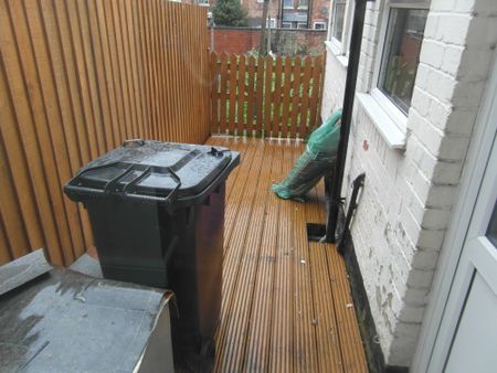 AVAILABLE NOW*** TWO DOUBLE BEDROOMS****ENTRANCE HALL WAY*** DINING ROOM*** FRONT RECEPTION ROOM ****NEWLY FITTED KITCHEN***GROUND FLOOR BATHROOM***GARDEN*** ON STREET PARKING*** CENTRAL HEATING*** DOUBLE GLAZED. - Photo 2