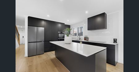 Elegant Family Living with High-End Finishes. - Photo 2