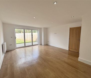 2 bedroom mews to rent - Photo 6