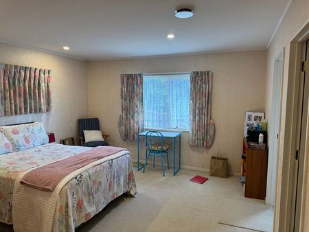 Stunning 4-Bedroom Residence in Desirable Goodwood - Photo 4