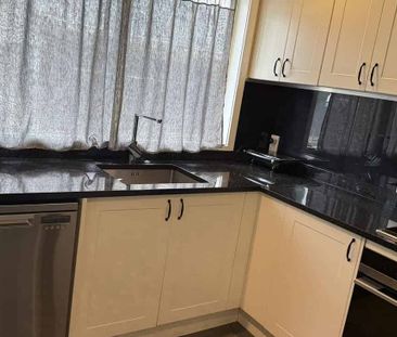 Modern 4 Bedroom Home – Walk to The Plaza - Photo 2