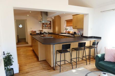 4 bedroom semi-detached house to rent - Photo 2