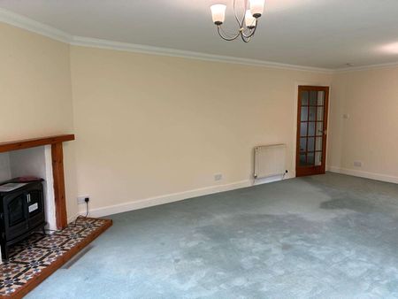 Detached 5 Bedroom Home in much sought after location. - Photo 2