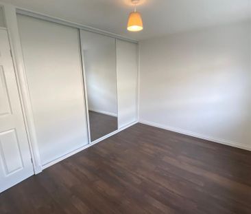 3 bedroom flat to rent - Photo 2