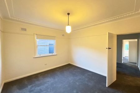 Beautiful 3-Bedroom Family Residence - Photo 3