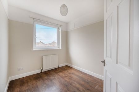 4 bedroom semi-detached house to rent - Photo 4