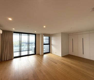 Modern 2 Bedroom Apartment, short walk to train - Photo 3