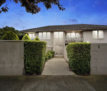 SLEEK, CONVIENIENT & CLOSE TO EVERYTHING! - Photo 3