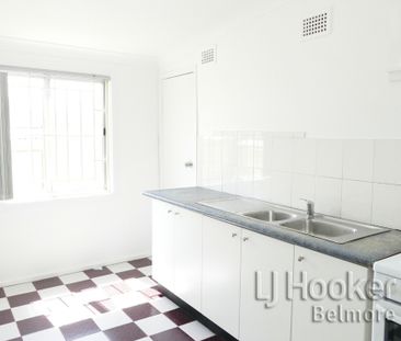Spacious one bedroom studio with water included in rent! - Photo 3