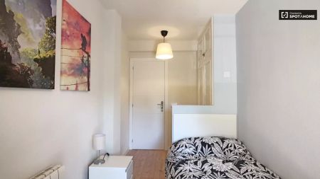 Single Bed in Room in a shared 7-bedroom apartment for rent in Aluche - Photo 5