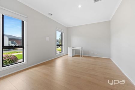 SPACIOUS 4 BEDROOM FAMILY HOME IN A PRIME LOCATION! - Photo 3