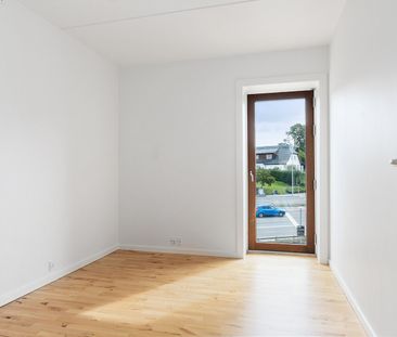 Skøn lejlighed med stor, privat altan med halvtag - Foto 3